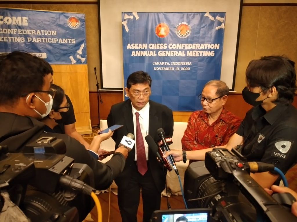 Presiden Federasi Catur Internasional (FIDE) Zona 3.3 Asia Utut Adianto dan Presiden terpilih Konfederasi Catur ASEAN (ACC) periode 2022-2024 Ignatius Leong asal Singapura menjawab pertanyaan media di Jakarta, Sabtu (19/11/2022).