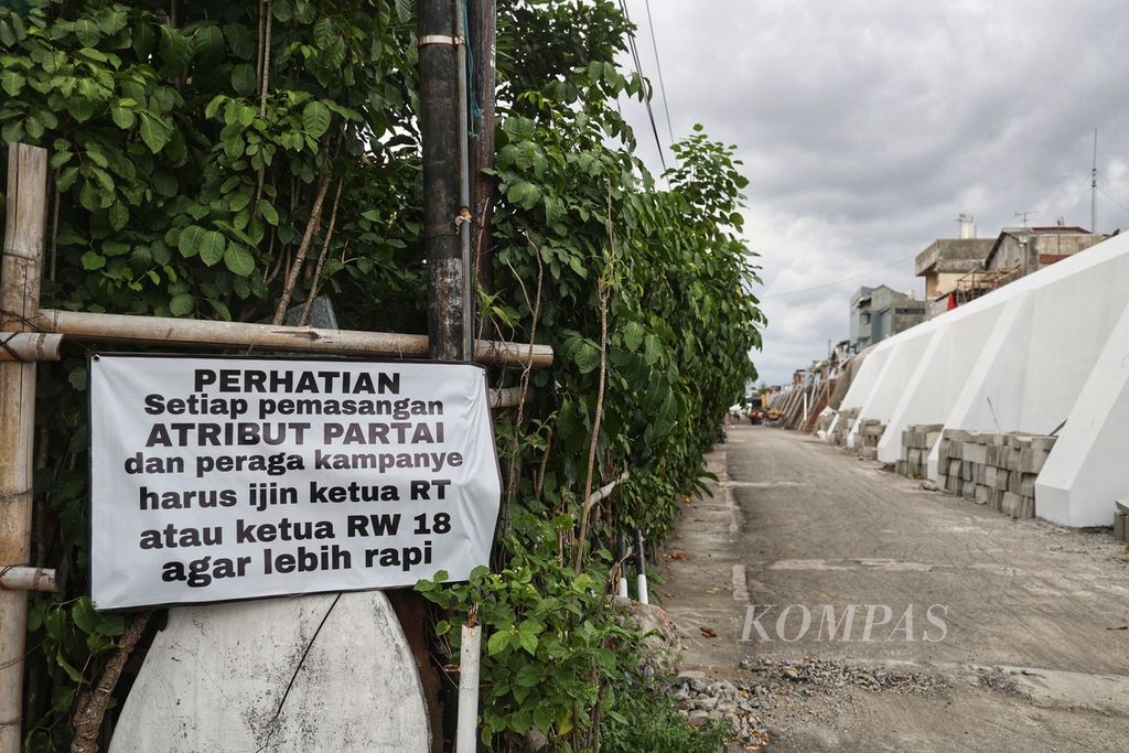 Salah satu kampung di dekat Kampung Gamelan yang lebih permisif terhadap pemasangan APK.