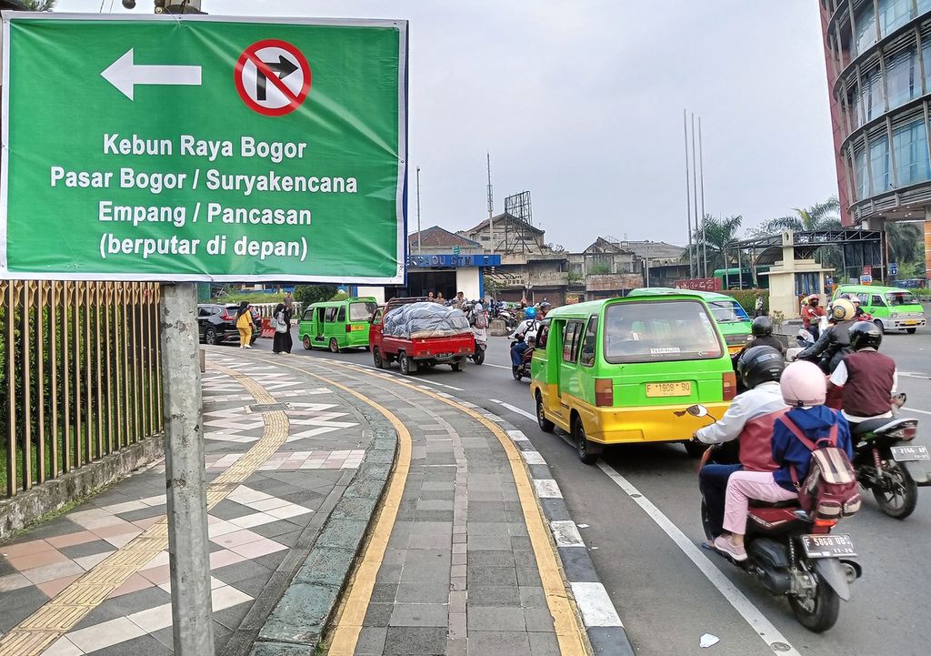 Plang informasi rambu lalu lintas di simpang Bogor Trade Mall. Sejumlah kendaraan yang melintas di kawasan Bogor Trade Mall, Kamis (10/5/2023), diarahkan untuk tidak langsung belok ke arah Empang, Bogor Selatan.