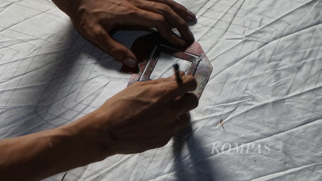 Perajin kain jumputan Palembang membuat motif di kawasan Tuan Kentang, Palembang, Senin (20/2/2022). Ini adalah langkah awal sebelum memproses sebuah kain polos menjadi jumputan yang penuh warna.