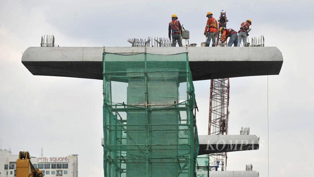Proyek pembangunan jalur layang untuk kereta ringan (LRT) di Jalan MT Haryono, Jakarta, Senin (20/11/2017). Pembangunan sejumlah proyek infrastruktur oleh pemerintah saat ini belum banyak menarik investor swasta untuk membangun infrastrukutur di Indonesia.