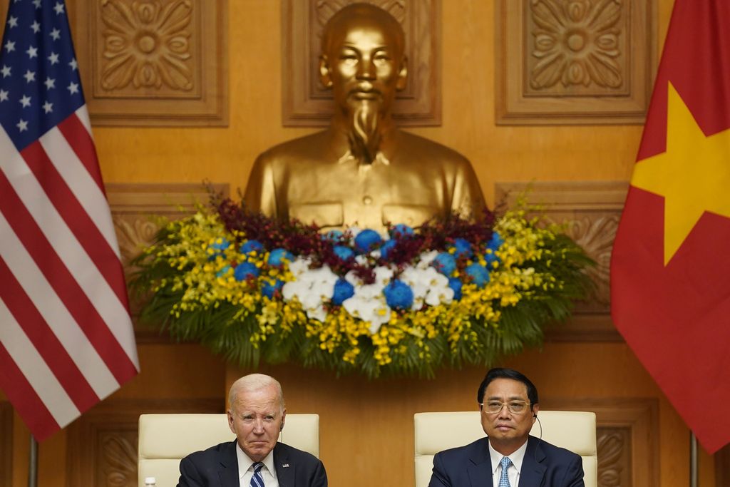 Presiden Amerika Serikat Joe Biden (kiri) dan Perdana Menteri Vietnam Pham Minh Chinh duduk berdampingan saat menghadiri pertemuan bisnis di Hanoi, Vietnam, Senin (11/9/2023). 