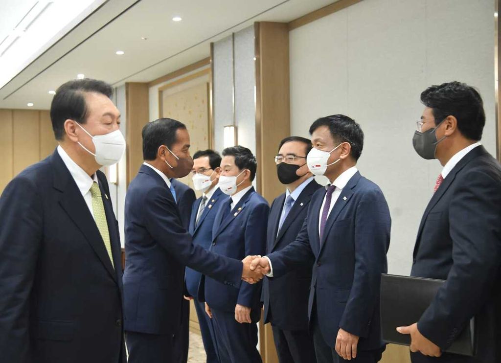 Presiden Korea Selatan Yoon Suk-yeol memperkenalkan Presiden Joko Widodo kepada para menteri yang mendampinginya dalam pertemuan bilateral, Kamis (28/7/2022).