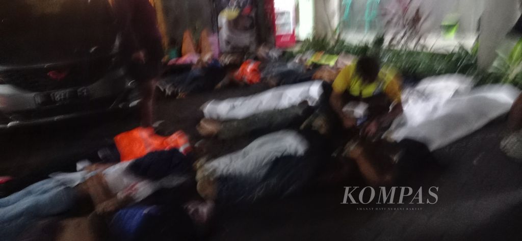 Petugas memeriksa jenazah korban insiden sepak bola Tragedi Kanjuruhan di RS Wava Husada, Kabupaten Malang, Jawa Timur, Minggu (2/10/2022). 