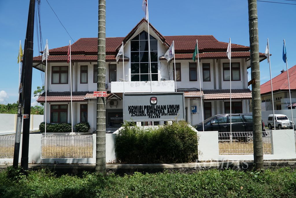 Suasana Kantor KPU Sumatera Barat di Padang, Selasa (30/4/2019). Sumbar merupakan salah satu daerah yang menggelar Pilkada Serentak 9 Desember 2020. Selain pemilihan gubernur, Sumbar juga menggelar 13 pemilihan bupati/wali kota.