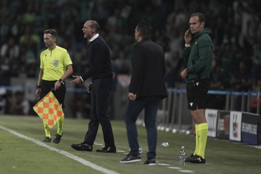Pelatih Juventus Massimiliano Allegri memberikan instruksi kepada pemain pada laga Grup H Liga Champions Eropa antara Maccabi Haifa dan Juventus di Stadion Sammy Ofer, Haifa, 11 Oktober 2022. 
