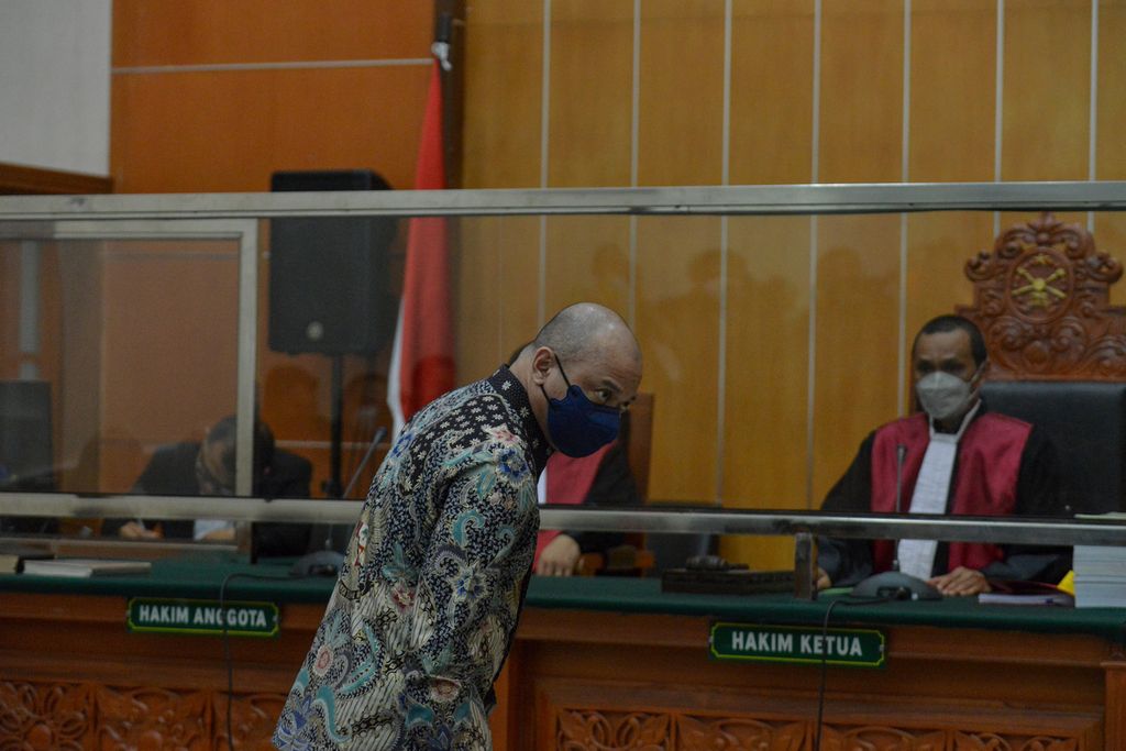 Terdakwa bekas Kepala Polda Sumatera Barat Inspektur Jenderal Teddy Minahasa Putra memberi salam kepada kuasa hukumnya sebelum sidang dimulai di Pengadilan Negeri Jakarta Barat, Senin (6/2/2023). Kali ini, Jaksa penuntut umum membacakan tanggapan eksepsi terdakwa Irjen Teddy Minahasa Putra. Sidang selanjutnya akan dilaksanakan pada Kamis, 9 Februari 2023.