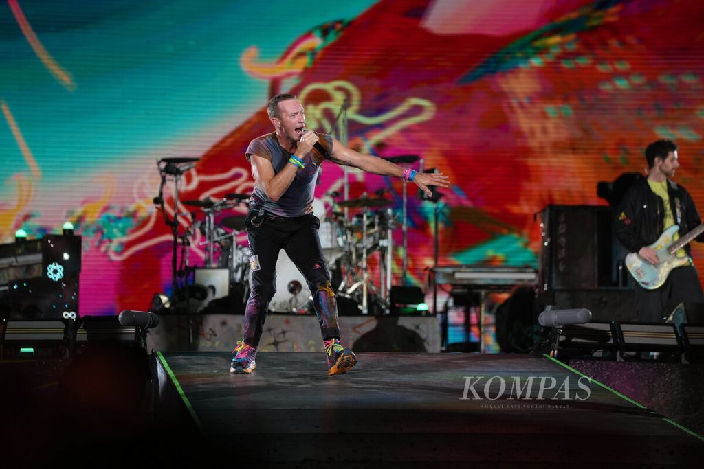 Grup band Coldplay menggelar konser bertajuk "Coldplay Music of the Spheres World Tour" di Stadion Utama Gelora Bung Karno, Jakarta, Rabu (15/11/2023). 