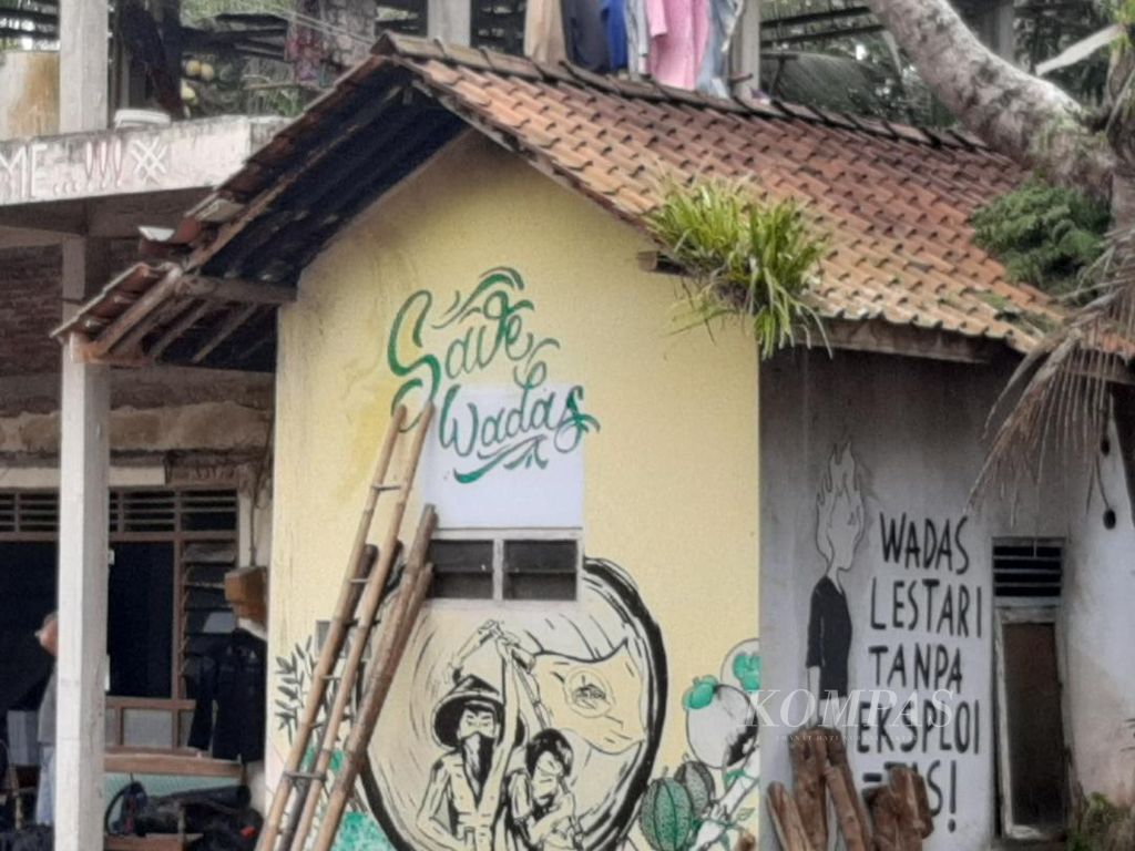 Tulisan berisi kalimat penolakan pembangunan penambangan banyak dituliskan warga di rumah-rumah mereka di Desa Wadas di Kecamatan Bener, Kabupaten Purworejo, Jawa Tengah, seperti terlihat Rabu (9/2/2022)