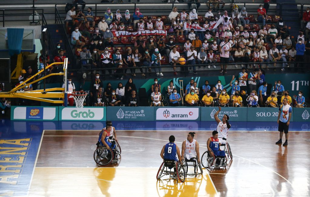 Penonton memenuhi tribune bawah menyaksikan laga bola basket kursi roda tiga lawan tiga putra antara Indonesia dan Filipina yang membuka ASEAN Para Games 2022 di GOR Sritex Arena, Surakarta, Jawa Tengah, Sabtu (30/7/2022).