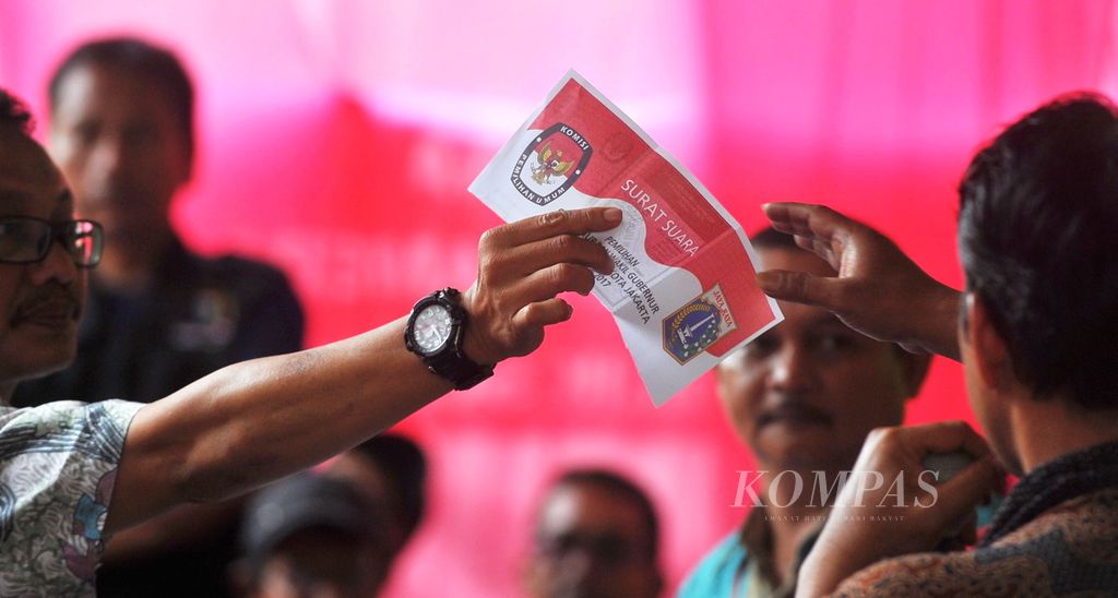 Anggota KPPS menunjukkan surat suara yang tidak sah karena pada bagian gambar pasangan calon gubernur dan wakil gubernur telah dirobek saat penghitungan suara dalam pemungutan suara ulang Pilkada DKI Jakarta 2017 di TPS 001 Utan Panjang, Kemayoran, Jakarta Pusat, Minggu (19/2/2017). 
