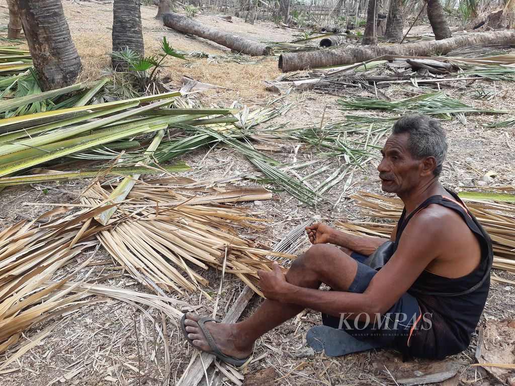Michael Kase (60) untuk sementara menjadi buruh serabutan di Desa Tanah Merah, Kabupaten Kupang, Nusa Tenggara Timur pada Selasa (3/10/2023). Ia meninggalkan sawah lantaran tidak ada lagi pasokan air.