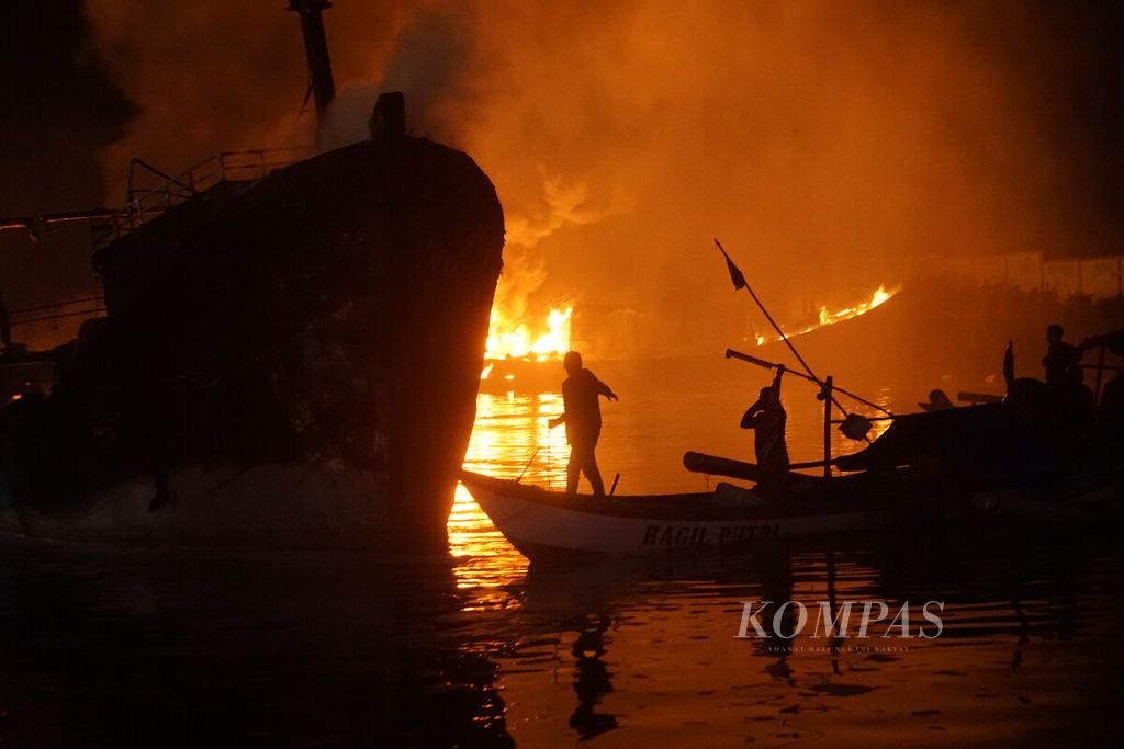 Sebanyak empat kapal terbakar di Pelabuhan Perikanan Samudera Cilacap, Jawa Tengah, Kamis (25/4/2024) malam. 