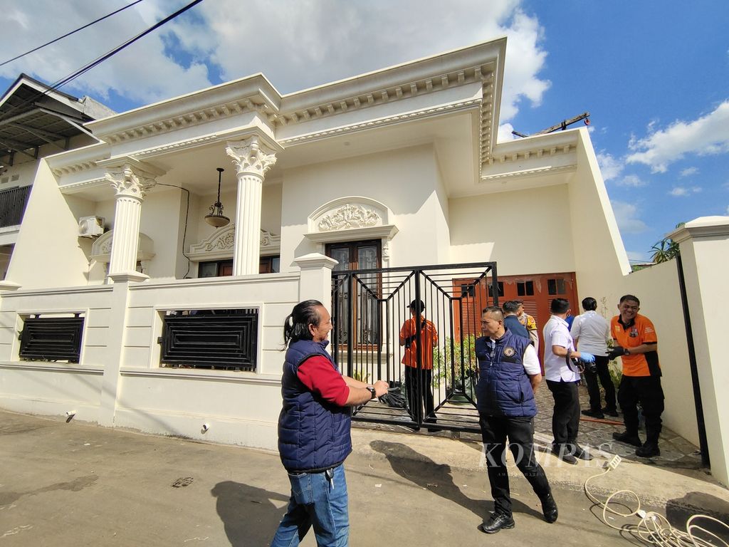 Polisi melakukan pemeriksaan di rumah terduga pelaku pembunuhan karyawan koperasi simpan pinjam yang jasadnya dicor di salah satu rumah toko di Palembang, Sumatera Selatan, Rabu (26/6/2024).