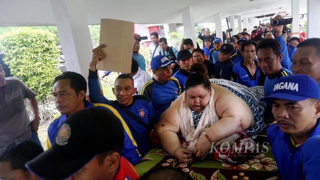 Titi Wati (37), wanita penderita obesitas dengan berat lebih dari 300 kilogram, digotong oleh tim pemadam kebakaran Kota Palangkaraya, Kalimantan Tengah, menuju ruang perawatan di Rumah Sakit Umum Daerah Doris Sylvanus, Palangkaraya, Kalteng, Jumat (11/1/2019). Titi akan menjalani operasi bariatrik.