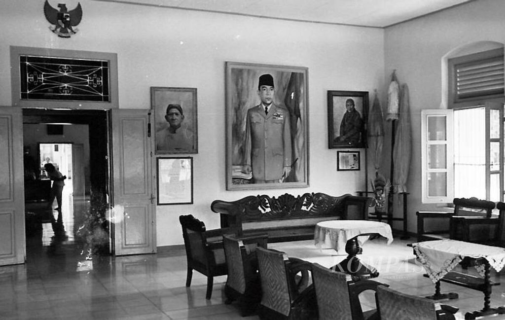 Rumah keluarga Bung Karno di Blitar yang semula ditinggali kakak perempuan Bung Karno, dijadikan museum, Rabu (10/4/1991). Gambar berbagai ruangan yang berisi perabotan kenangan tentang presiden pertama RI itu. 