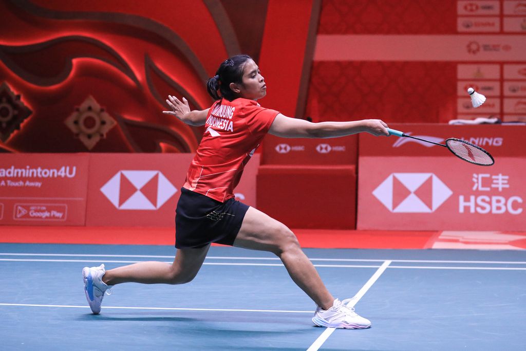 Gregoria Mariska Tunjung berlaga melawan tunggal putri China, Chen Yufei, pada laga pertama Grup A tunggal putri Final BWF World Tour di di Nimibutr Arena, Bangkok, Thailand, Rabu (7/12/2022).
