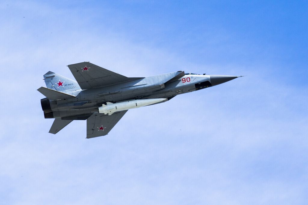 Sebuah jet Angkatan Udara Rusia MiG-31K membawa rudal aero-balistik hipersonik presisi tinggi Kh-47M2 Kinzhal selama parade militer Hari Kemenangan untuk merayakan 73 tahun sejak berakhirnya Perang Dunia II dan kekalahan Nazi Jerman, di Moskow, Rusia, Rabu , 9 Mei 2018. 