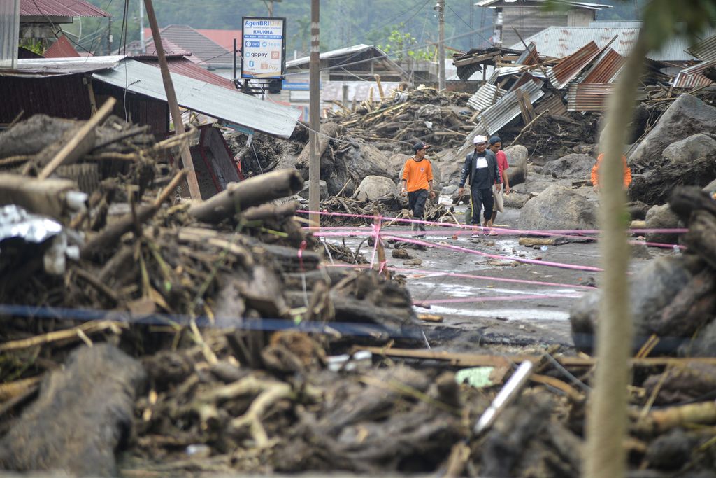 Petugas melakukan evakuasi warga setelah banjir bandang di Nagari Bukik Batabuah, Agam, Sumatera Barat, Minggu (12/5/2024). Banjir bandang akibat meluapnya aliran air lahar hujan Gunung Marapi serta hujan deras di daerah itu mengakibatkan 18 tewas, sejumlah rumah rusak, dan ratusan warga diungsikan. 