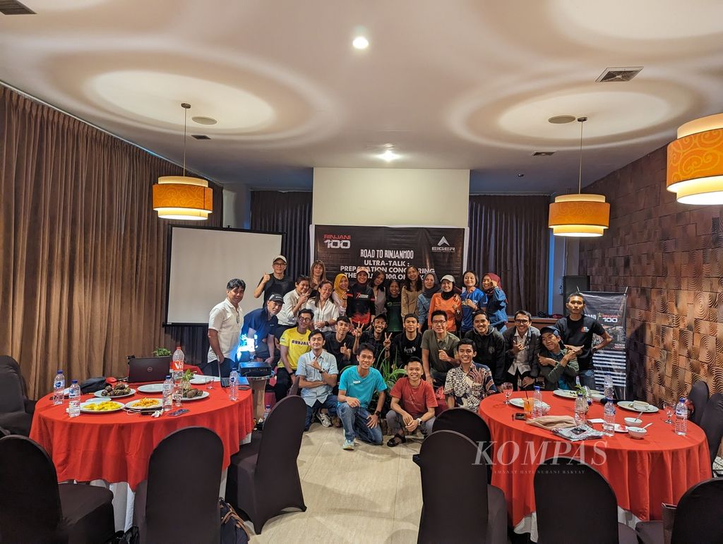 The participants and speakers take a group photo after the Road to Rinjani 100 Ultra-Talk event: Preparation Conquering the Rinjani 100 of 162 Km at Lombok Plaza, Mataram, West Nusa Tenggara on Thursday (23/5/2024). This event is part of the Rinjani 100 ultra event which will take place on May 24-26, 2024.