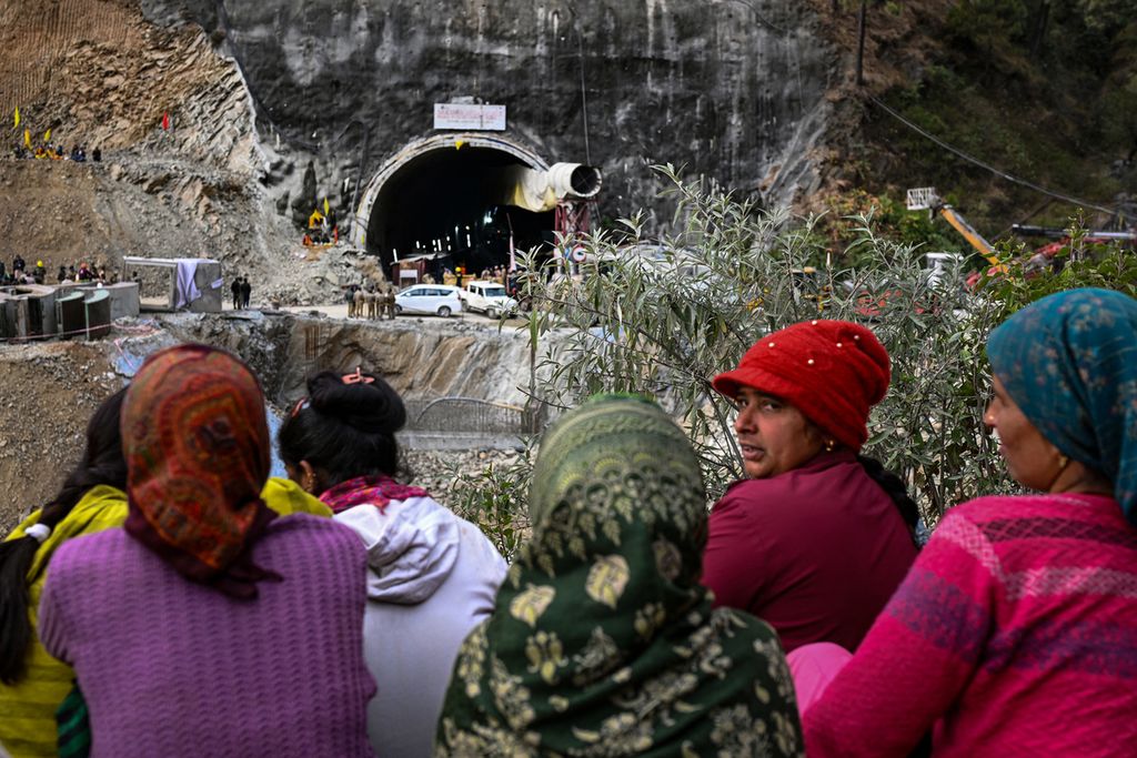 Anggota keluarga dan penduduk setempat berkumpul untuk melihat upaya para petugas untuk menyelamatkan 41 pekerja yang terperangkap di dalam terowongan Silkyara yang runtuh di Distrik Uttarkashi, Negara Bagian Uttarakhand, India, 28 November 2023. 