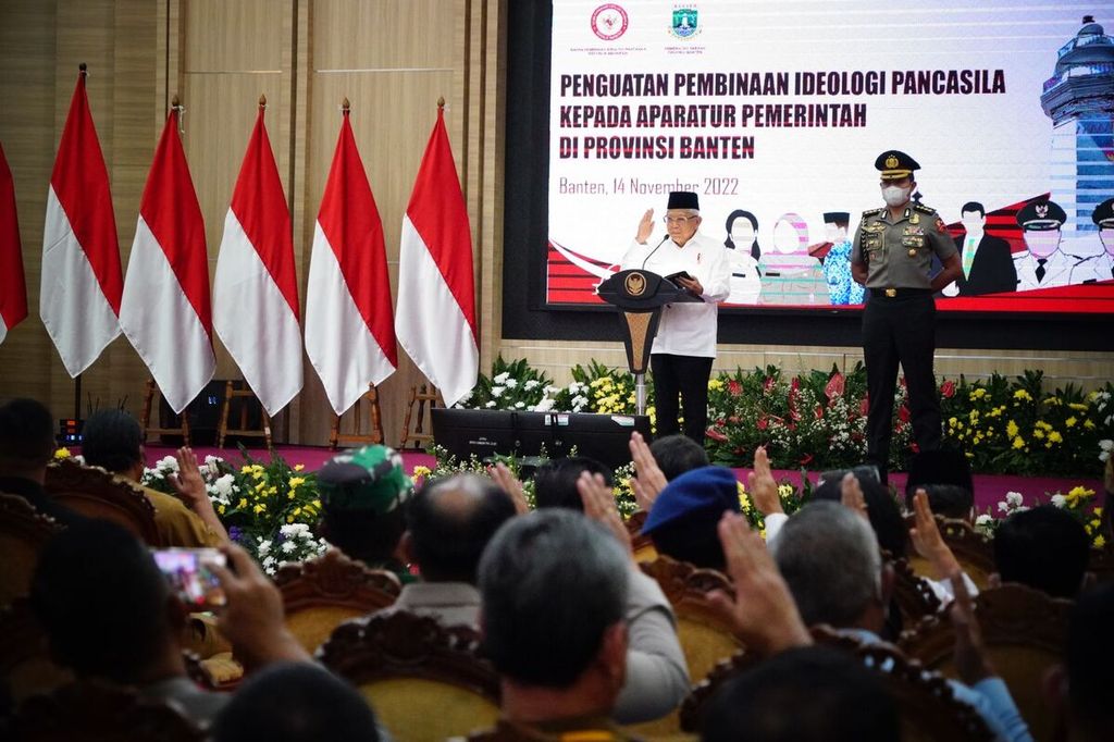 Wakil Presiden Ma’ruf Amin saat mengajak hadirin menyerukan "Salam Pancasila" pada acara Penguatan Pembinaan Ideologi kepada Aparatur Pemerintah Provinsi Banten, di Serang, Banten, Senin (14/11/2022).