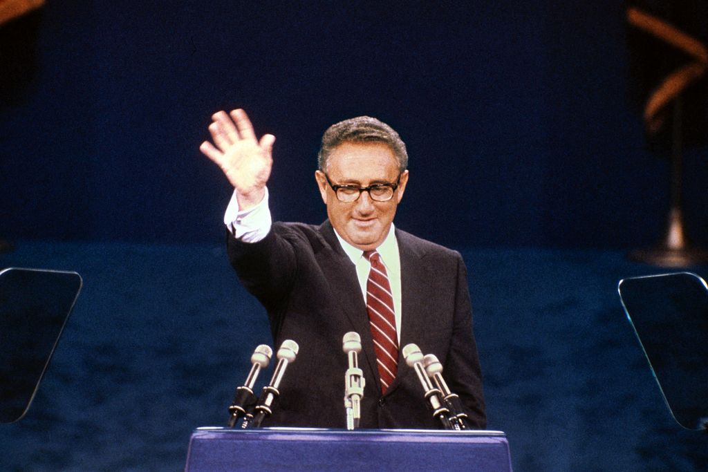 Mantan Menteri Luar Negeri AS Henry Kissinger melambaikan tangan saat konvensi Partai Republik di Detroit, 17 Juli 1980. Kissinger meninggal pada Rabu (29/11/2023) dalam usia 100 tahun. 