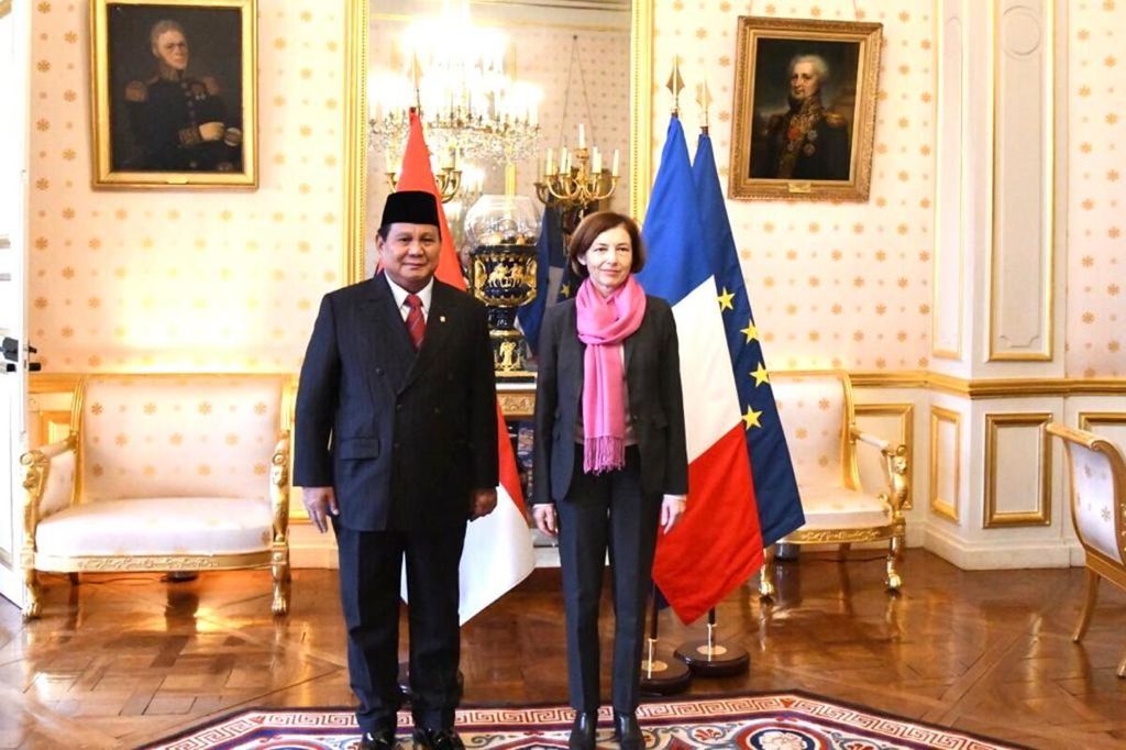 The Indonesian Minister of Defense, Prabowo Subianto, held a bilateral meeting with the French Minister of Defense, Florence Parly, at the French Defense Ministry Office in Paris, Monday (13/1/2020).