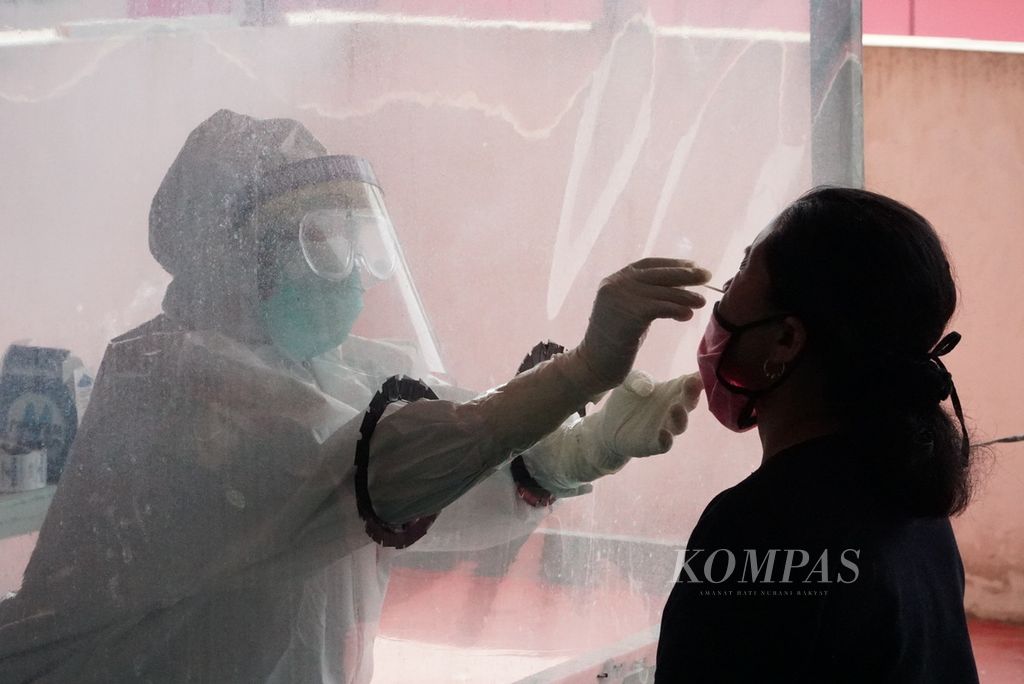 Pedagang mengikuti pengambilan tes usap (<i>swab</i>) hidung massal di lantai IV Mal Pelayanan Publik Kota Padang, Pasar Raya Padang, Padang, Sumatera Barat, Kamis (21/5/2020).