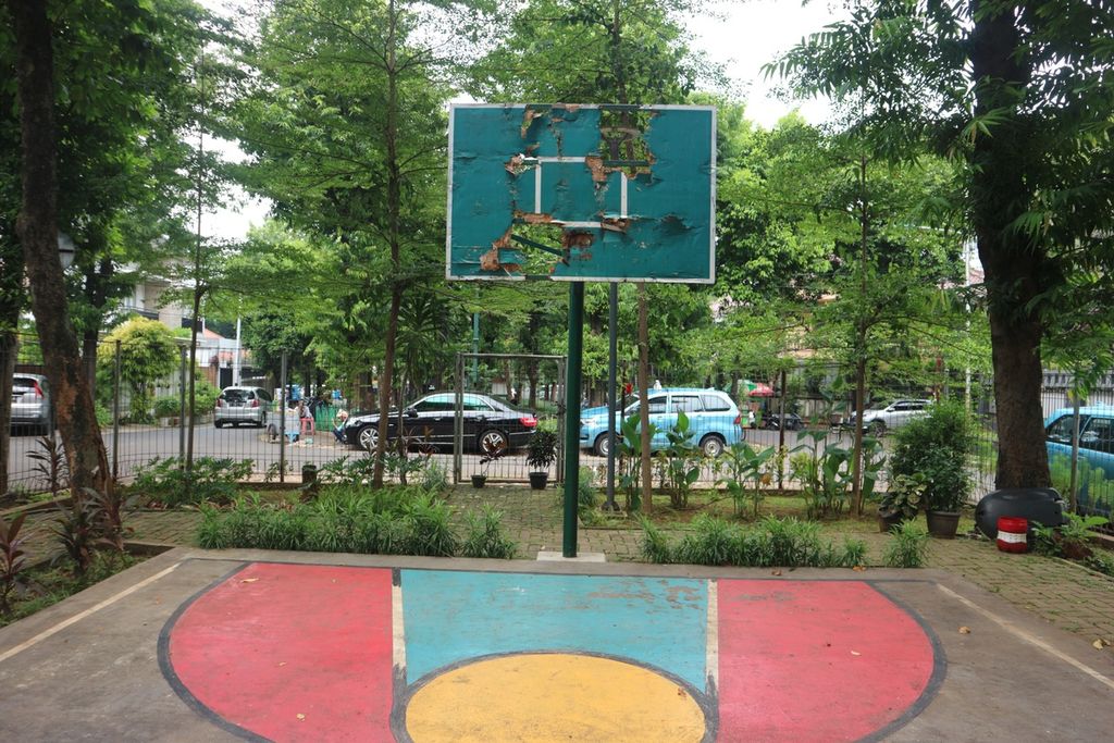 Lapangan basket di Ruang Publik Terbuka Ramah Anak Tunas Muda, Kebayoran Baru, Jakarta Selatan, tampak terbengkalai, Senin (30/1/2023). Terlihat papan dan ring basket di lapangan itu telah rusak.