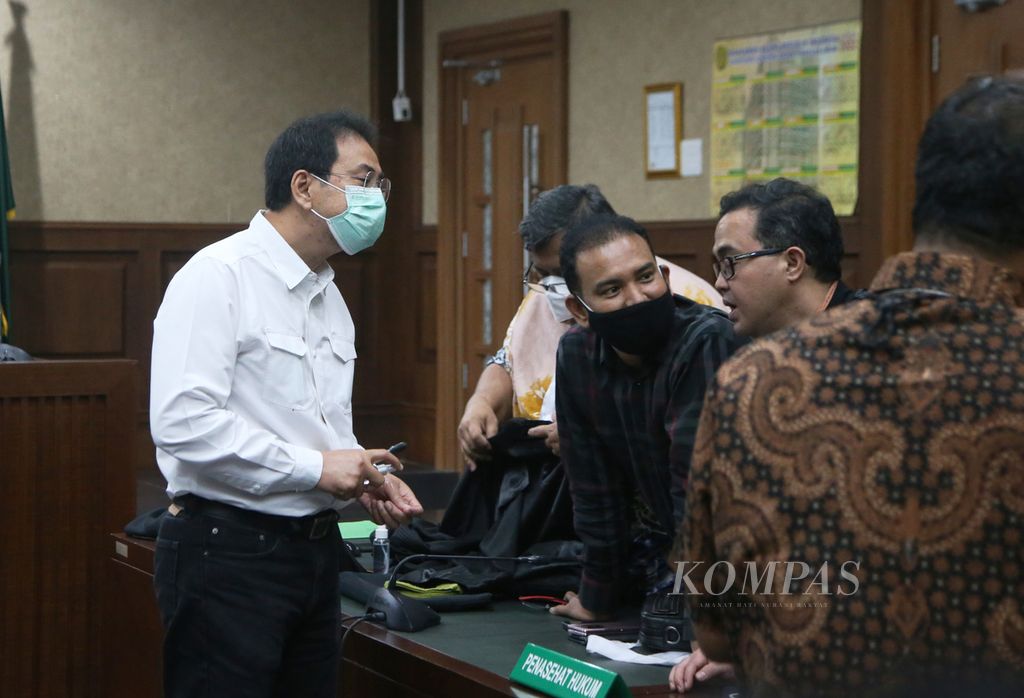 Mantan wakil ketua DPR Azis Syamsuddin berkonsultasi dengan tim pengacaranya seusai sidang putusan di Pengadilan Tindak Pidana Korupsi, Jakarta, Kamis (17/2/2022). Majelis hakim memvonis Azis Syamsuddin terbukti secara sah dan meyakinkan melakukan korupsi secara berlanjut sebagaimana dakwaan primer jaksa penuntut umum. Menjatuhkan pidana penjara selama 3 tahun dan 6 bulan dan pidana denda Rp 250 juta subsider 4 bulan kurungan.