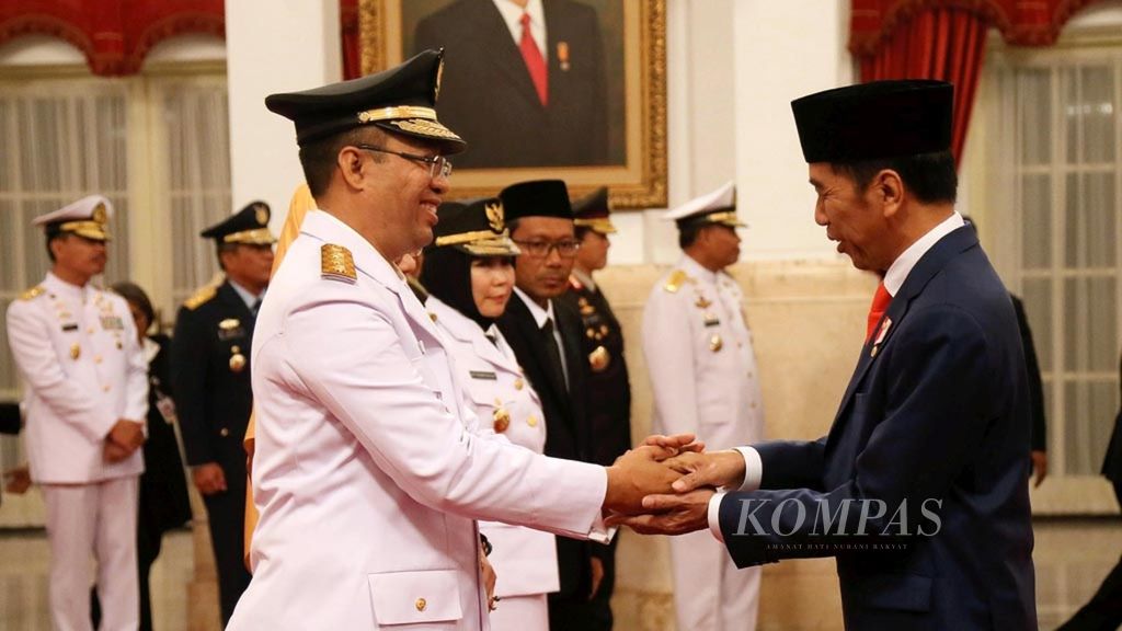President Joko widodo congratulated the Governor-Deputy Governor of West Nusa Tenggara, Zulkieflimansyah and Sitti Rohmi Djalilah who were sworn in as Governor and Deputy Governor of 2018-2023, at the State Palace, Jakarta, Wednesday (19/9/2018).