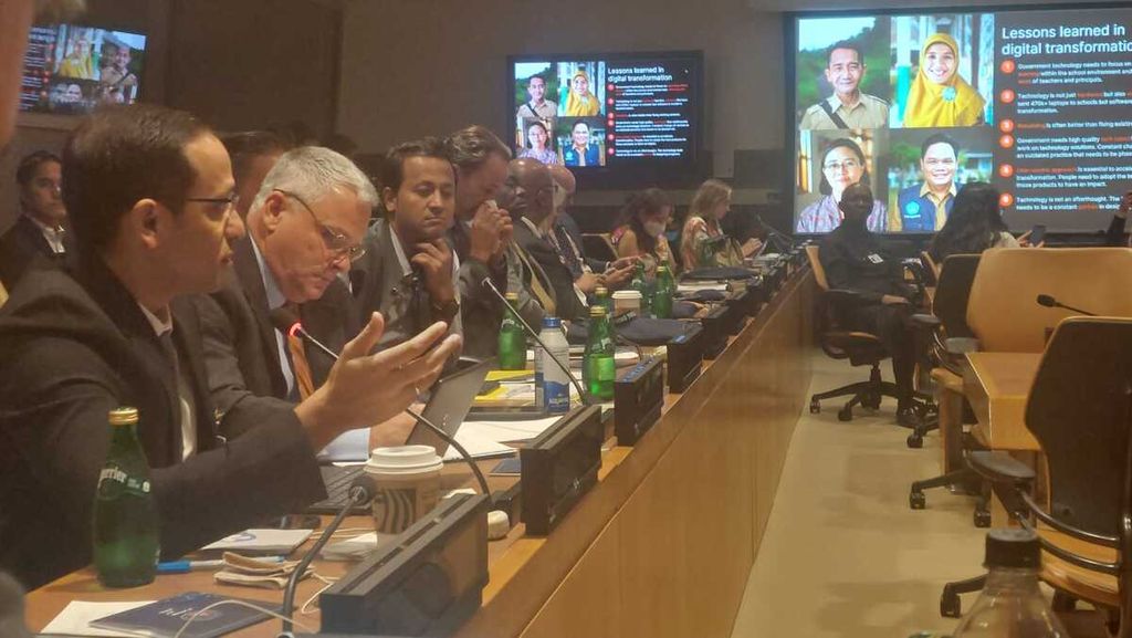 Menteri Pendidikan, Kebudayaan, Riset, dan Teknologi Nadiem Anwar Makarim (kiri) berbicara dalam diskusi panel pada Sabtu (17/9/2022) yang merupakan rangkaian Transforming Education Summit di Markas Besar PBB di New York, Amerika Serikat. 