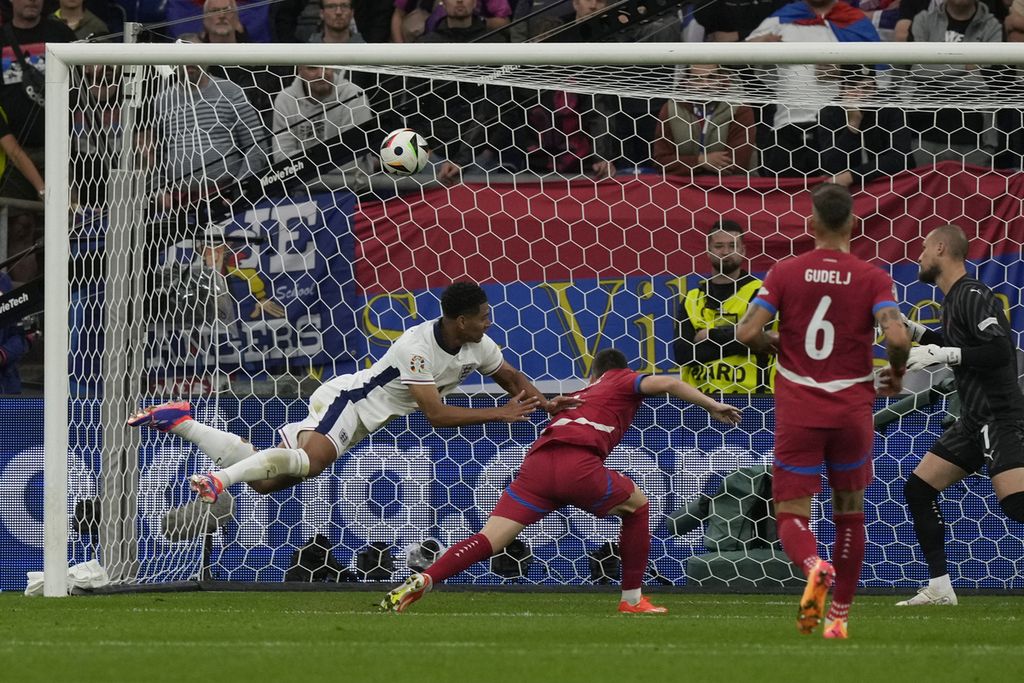 Pemain Inggris, Jude Bellingham (kiri), menyundul bola untuk mencetak gol dalam pertandingan melawan Serbia pada laga Grup C Piala Eropa Jerman 2024 di Gelsenkirchen, Jerman, Senin (17/6/2024) dini hari WIB. Inggris menang 1-0 pada laga itu.