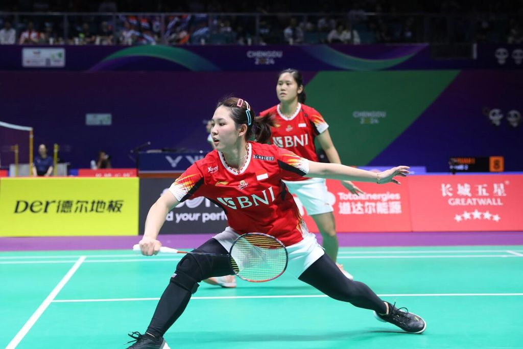 Lanny Tria Mayasari/Ribka Sugiarto competed against Yeung Nga Ting/Yeung Pui Lam (Hong Kong) in a preliminary match of Group C of the Uber Cup at Chengdu Hi Tech Zone Sports Centre Gymnasium, Chengdu, China on Saturday (27/4/2024). Lanny/Ribka won with a score of 10-21, 21-10, 21-17.