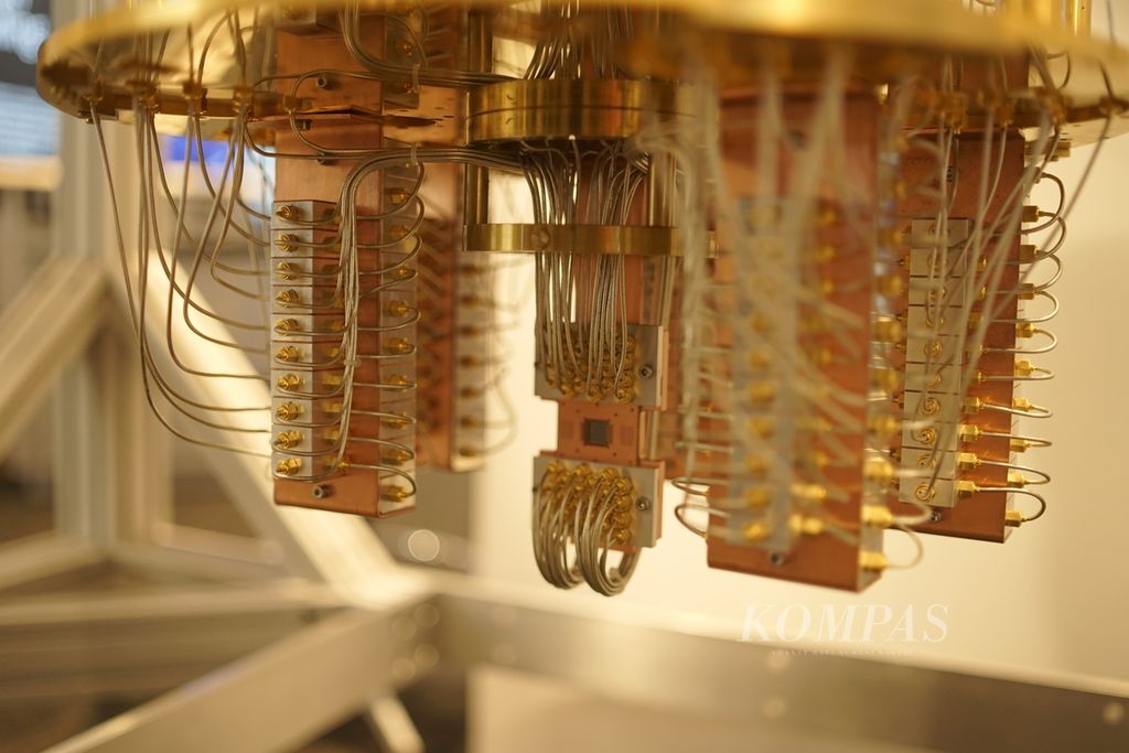 Prosesor kuantum seukuran kuku ibu jari terlihat pada ujung perangkat pendingin yang berbentuk kandelir emas, Senin (23/5/2022), di Thomas J Watson Research Center, kantor pusat IBM Research, Yorktown Heights, New York, Amerika Serikat.
