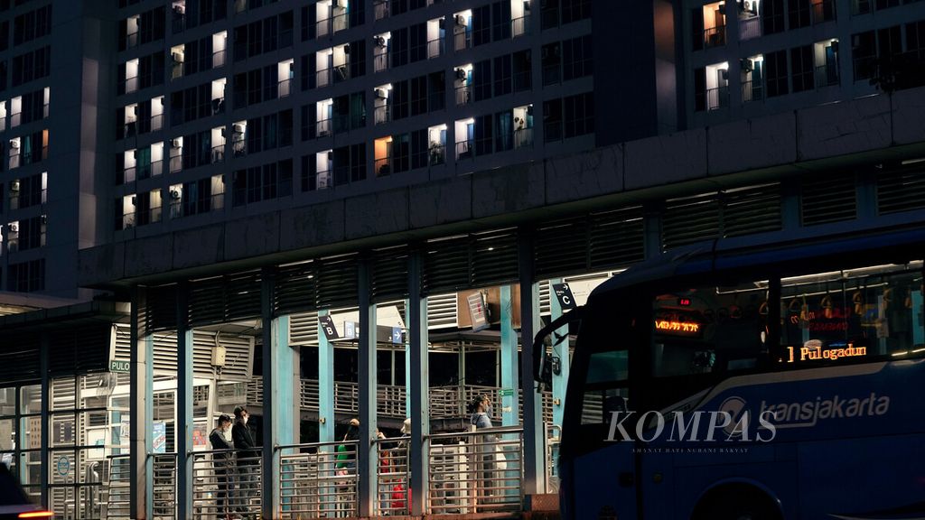 Penumpang menunggu bus transjakarta di Halte Pulomas, Jakarta Timur, Kamis (10/2/2022). Transjakarta pada PPKM level 3 ini mengurangi kapasitas angkut penumpang, yakni hanya mengangkut 70 persen dari kapasitas.