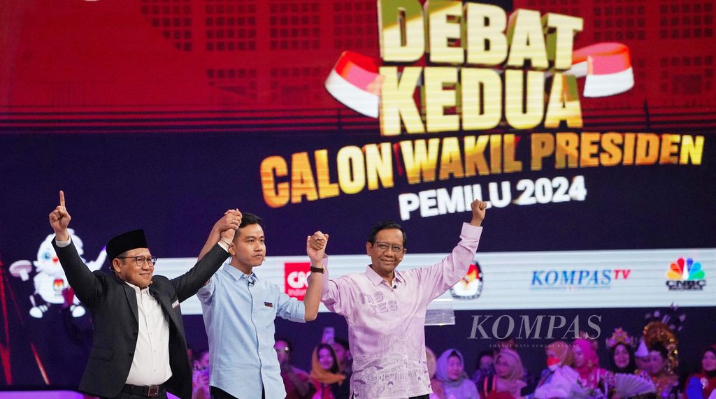 Tiga calon wakil presiden, yaitu Muhaimin Iskandar, Gibran Rakabuming Raka, dan Mahfud MD (dari kiri kanan), dalam Debat Calon Wakil Presiden Pemilu 2024 di Ballroom Jakarta Convention Center, Jakarta, Jumat (22/12/2023).  