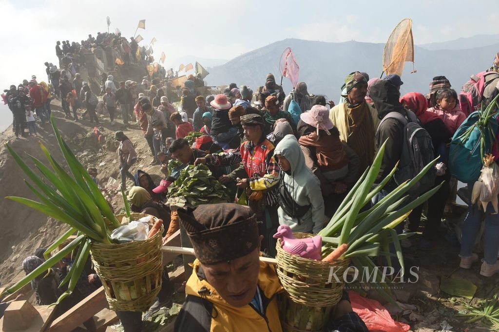 Warga Tengger di kawah Gunung Bromo saat Perayaan Yadnya Kasada di Kecamatan Sukapura, Kabupaten Probolinggo, Jawa Timur, Senin (5/6/2023), yang menjadi foto halaman utama koran <i>Kompas </i>pada keesokan harinya.