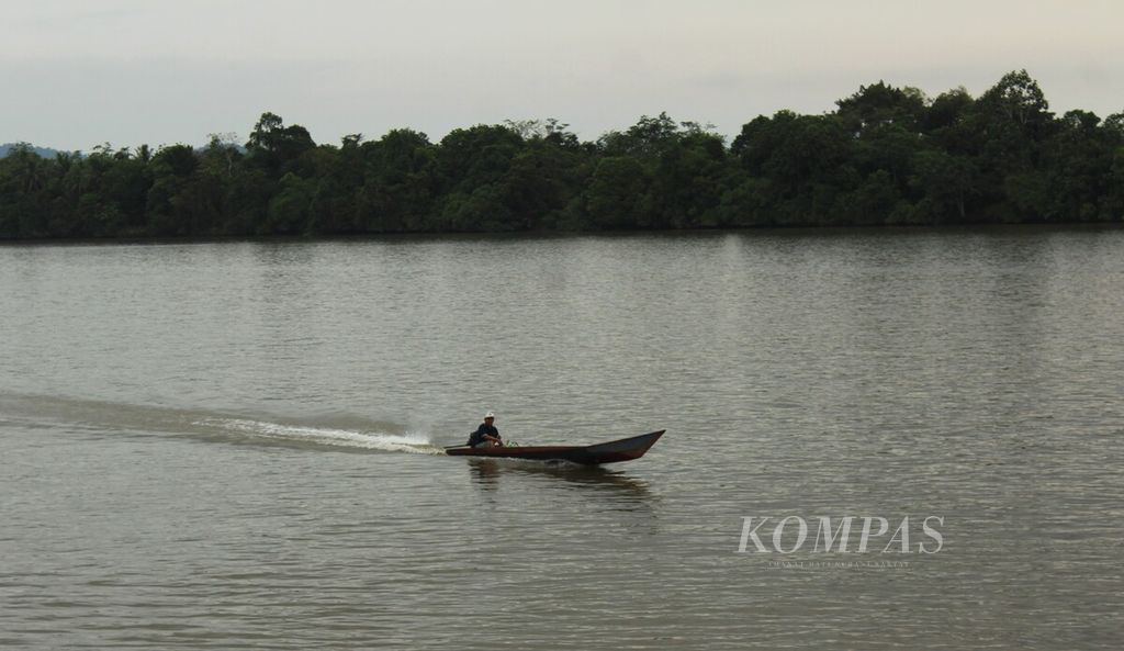 Warga menggunakan ketinting di Sungai Kayan, Kabupaten Bulungan, Kalimantan Utara, Jumat (14/4/2023). Selain sebagai tempat menangkap ikan, sungai tersebut juga dimanfaatkan warga untuk menambang pasir.