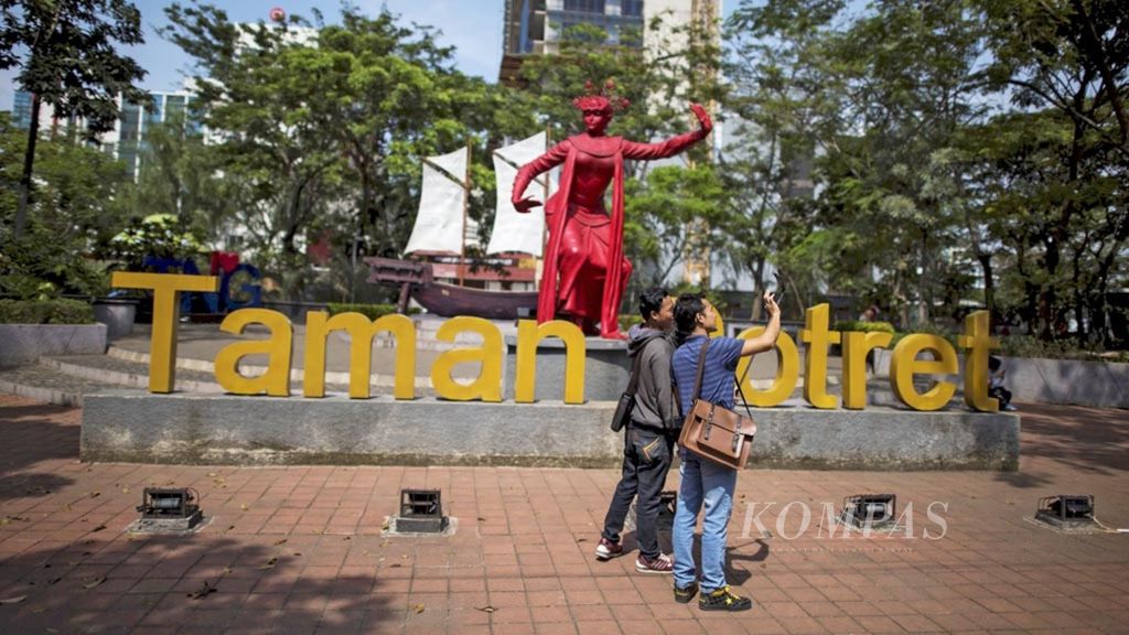 Warga menikmati Taman Potret, salah satu ikon Kota Tangerang, Banten, Senin (27/2/2017).