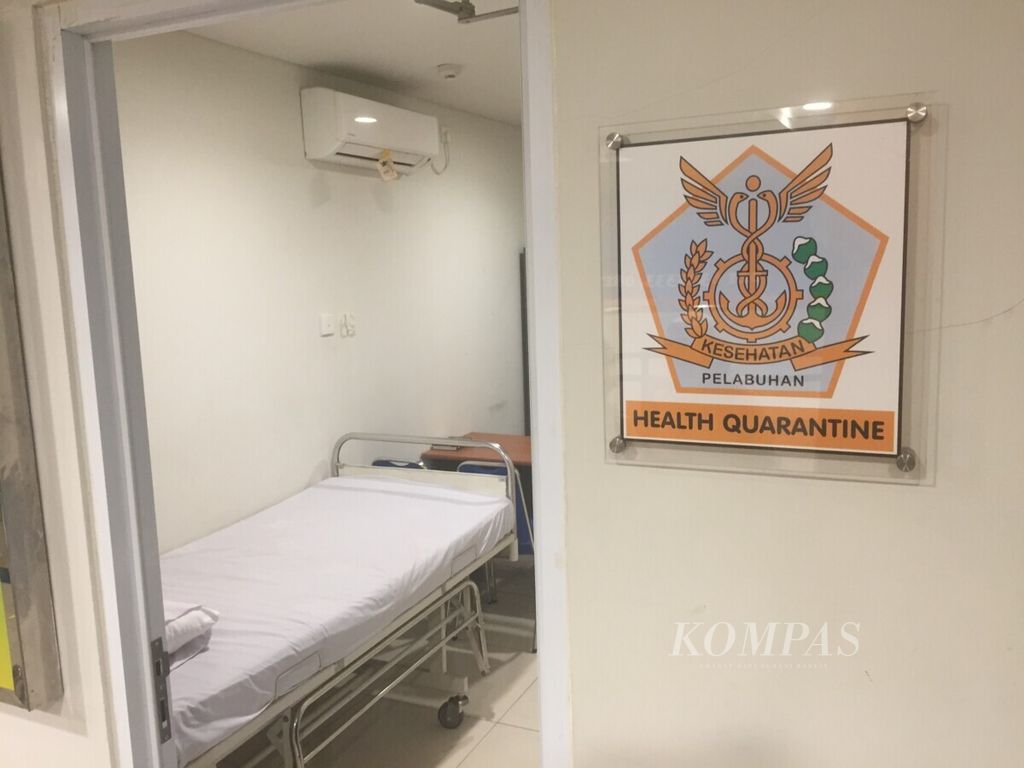 Disiapkan satu ruang isolasi oleh Kantor Kesehatan Pelabuhan (KKP) Bandung untuk pemeriksaan penumpang suhu tubuh tinggi yang dicurigai terjangkit penyakit menular di Bandar Udara Internasional Husein Sastranegara, Kota Bandung, Jawa Barat, Kamis (16/5/2019).