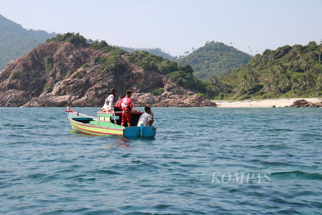 Anggota kelompok konservasi Penyu Jemaja Lestari menuju Pantai Teluk Sadang, Kabupaten Anambas, Kepulauan Riau, Jumat (26/7/2024). Lokasi pantai yang tak bisa disandari perahu mendorong beberapa anggota kelompok berenang menuju tepi pantai.