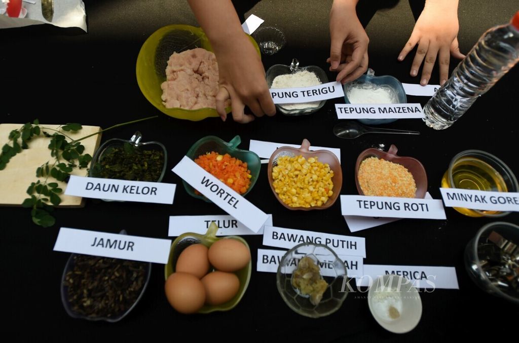 Mahasiswa Fakultas Farmasi Universitas Surabaya menyiapkan bahan-bahan membuat <i>nugget </i>dari daun kelor, Surabaya, Rabu (23/10/2019). <i>Nugget </i>dari daun kelor tersebut merupakan tugas mata kuliah Obat Asli Indonesia. <i>Nugget </i>tersebut diharapkan dapat membuat anak-anak lebih suka makan sayur.
