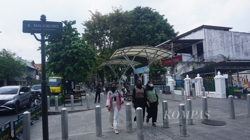 Sejumlah wisatawan berjalan-jalan di Jalan Malioboro, Kota Yogyakarta, Daerah Istimewa Yogyakarta, Sabtu (16/4/2022). 