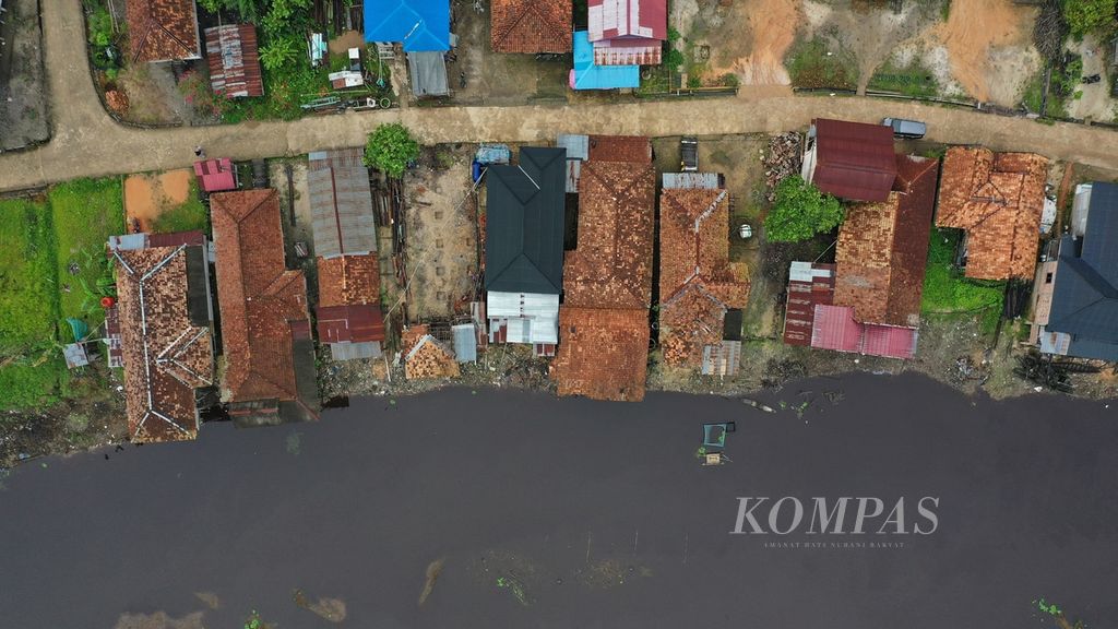 Foto aerial Sungai Berembang yang bermuara ke Sungai Batanghari di Desa Danau Lamo, Kecamatan Maro Sebo, Muaro Jambi, Jambi, Rabu (10/7/2024). Desa Danau Lamo termasuk satu dari delapan desa penyangga di Kawasan Cagar Budaya Nasional (KCBN) Muarajambi. Penataan wisata air, tata ruang, keamanan, kebersihan lingkungan, dan keramahan warga menjadi tantangan bersama bagi masyarakat dan pemerintah untuk mewujudkan kemandirian desa penyangga di KCBN Muarajambi.