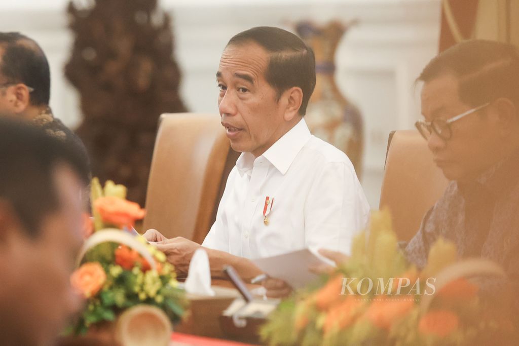 Presiden Joko Widodo memimpin rapat terbatas penanganan pengungsi erupsi Gunung Ruang, di Istana Merdeka, Jakarta, Jumat (3/5/2024).