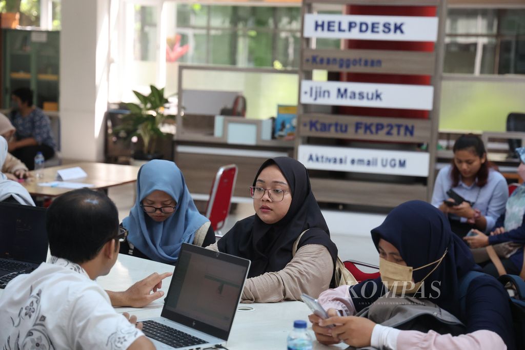 Ilustrasi. Mahasiswa melakukan aktivasi identitas kependudukan digital (IKD) di Gedung Perpustakaan Universitas Gadjah Mada, Yogyakarta, Rabu (3/5/2023). 