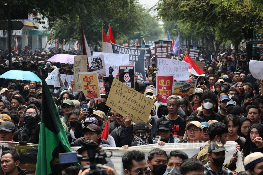 Pengunjuk rasa dari sejumlah elemen menggelar aksi demonstrasi di Jalan Malioboro, Yogyakarta, Kamis (22/8/2024). 