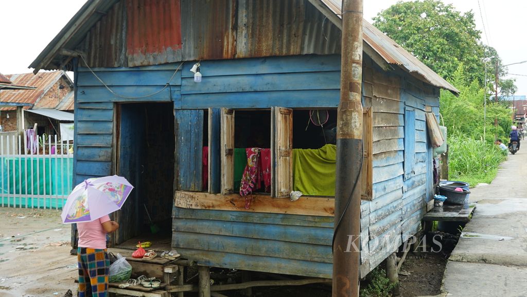 Salah satu rumah papan di Kelurahan 3-4 Ulu, Kecamatan Seberang Ulu I, Palembang, Sumatera Selatan, Selasa (30/8/2022). Di kawasan ini masih banyak rumah tidak laik. Namun, warga yang sudah mengajukan diri sejak lama mendaftarkan diri untuk rumahnya dibedah belum mendapatkan bantuan.